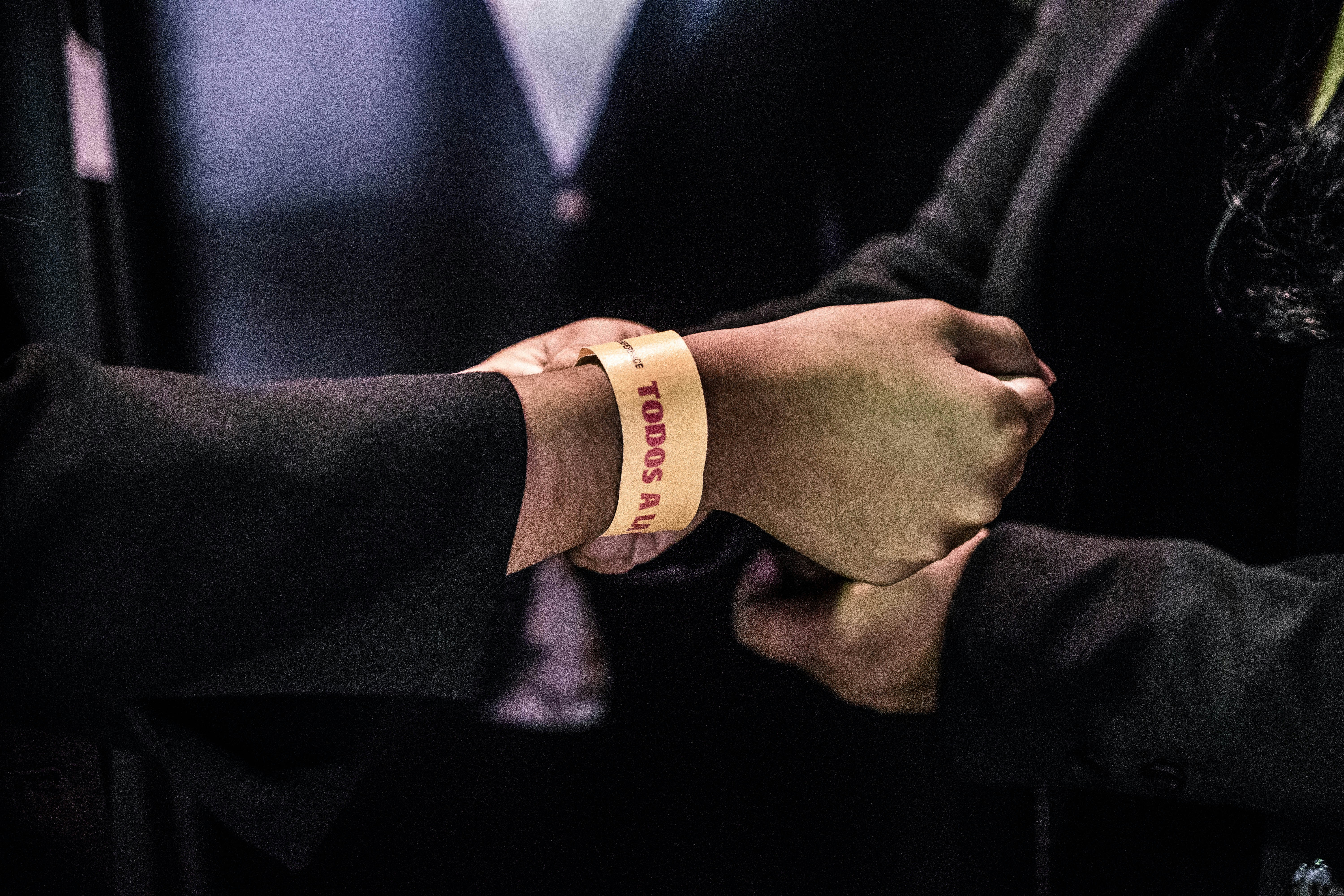 person wearing Todos bracelet